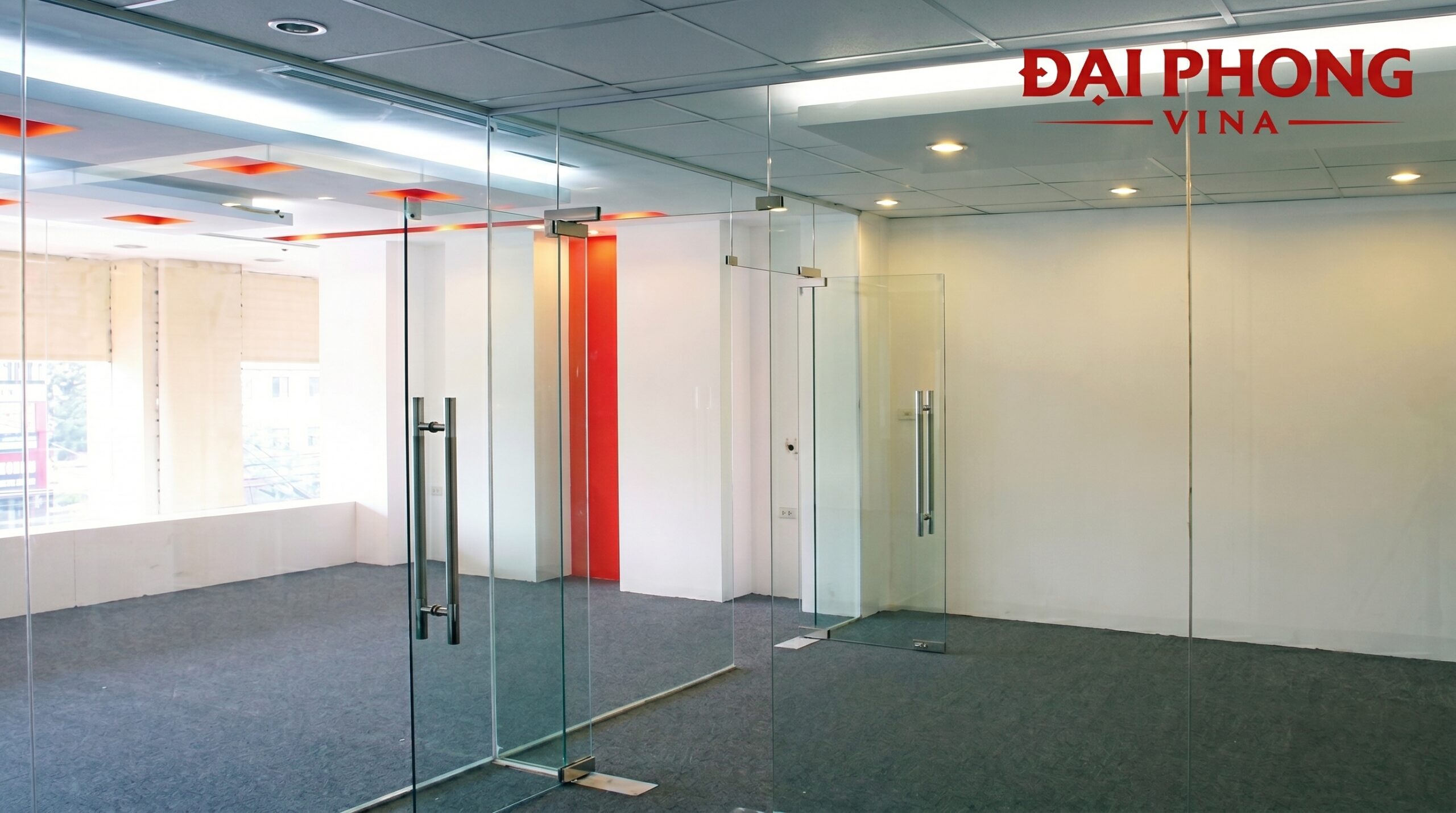 thi công và lắp đặt vách ngăn kính cường lực bản lề sàn KCN Hà Nội - Đài Tư