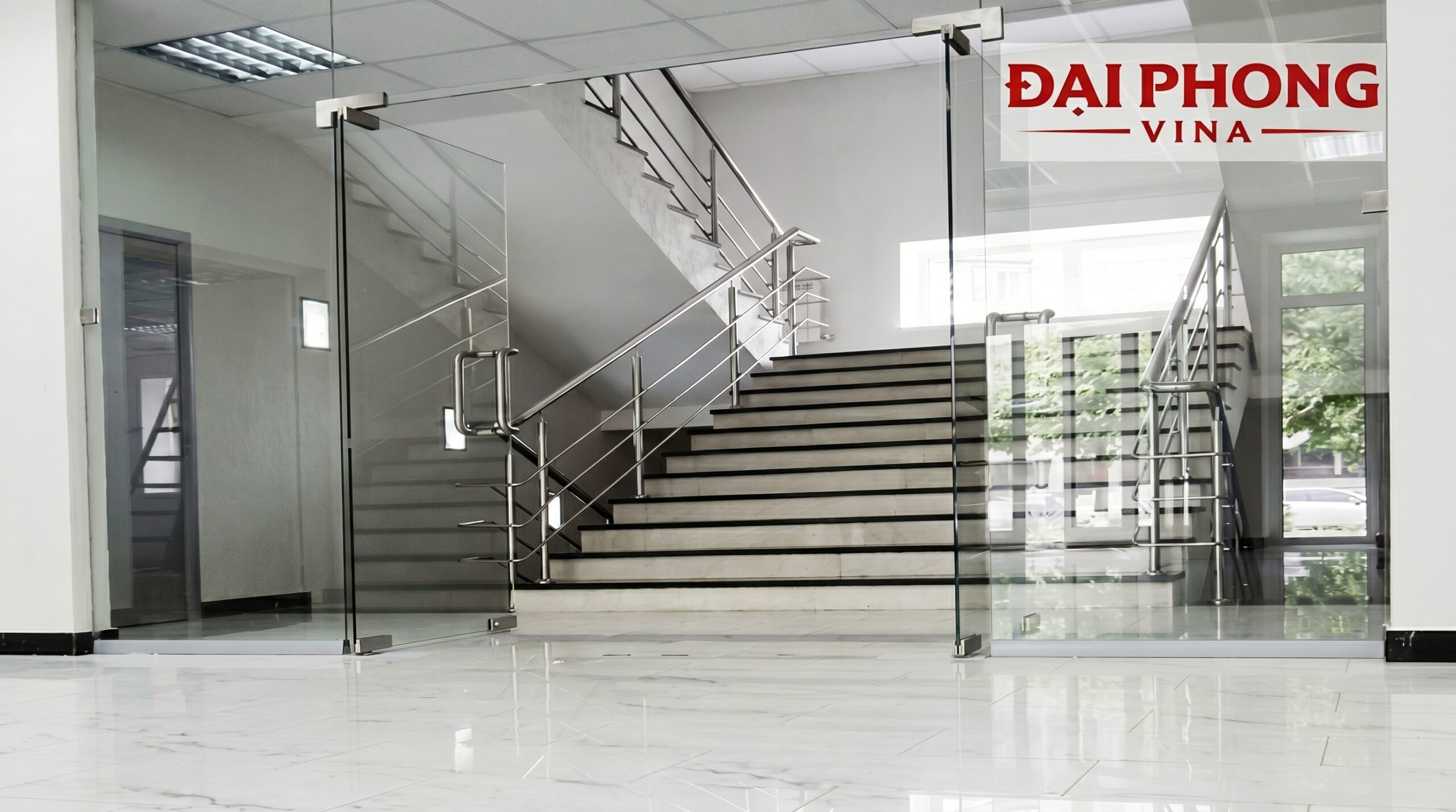 thi công và lắp đặt vách ngăn kính cường lực bản lề sàn KCN Bắc Thường Tín