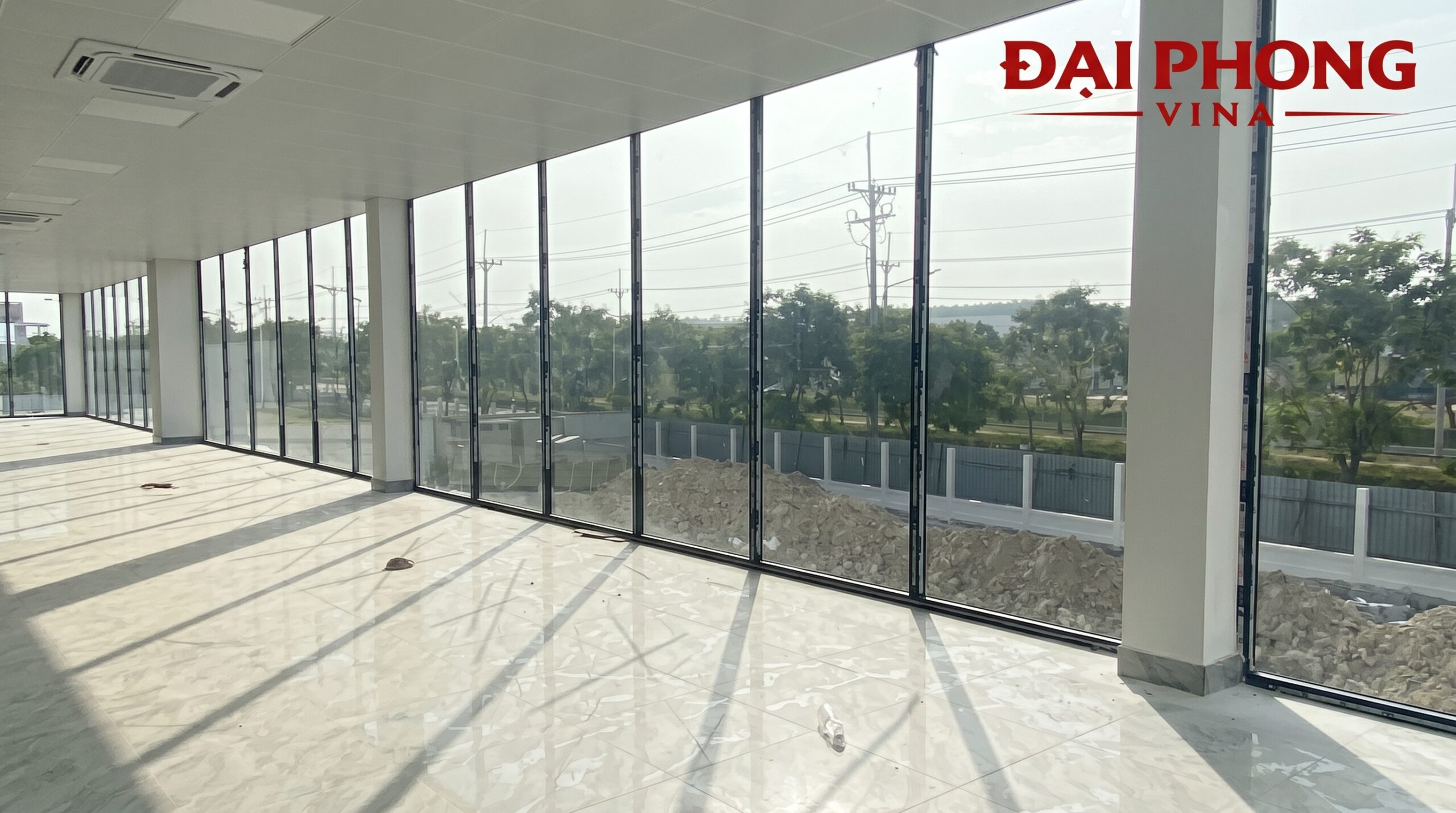 thi công và lắp đặt vách ngăn kính cường lực bản lề sàn KCN sạch Sóc Sơn