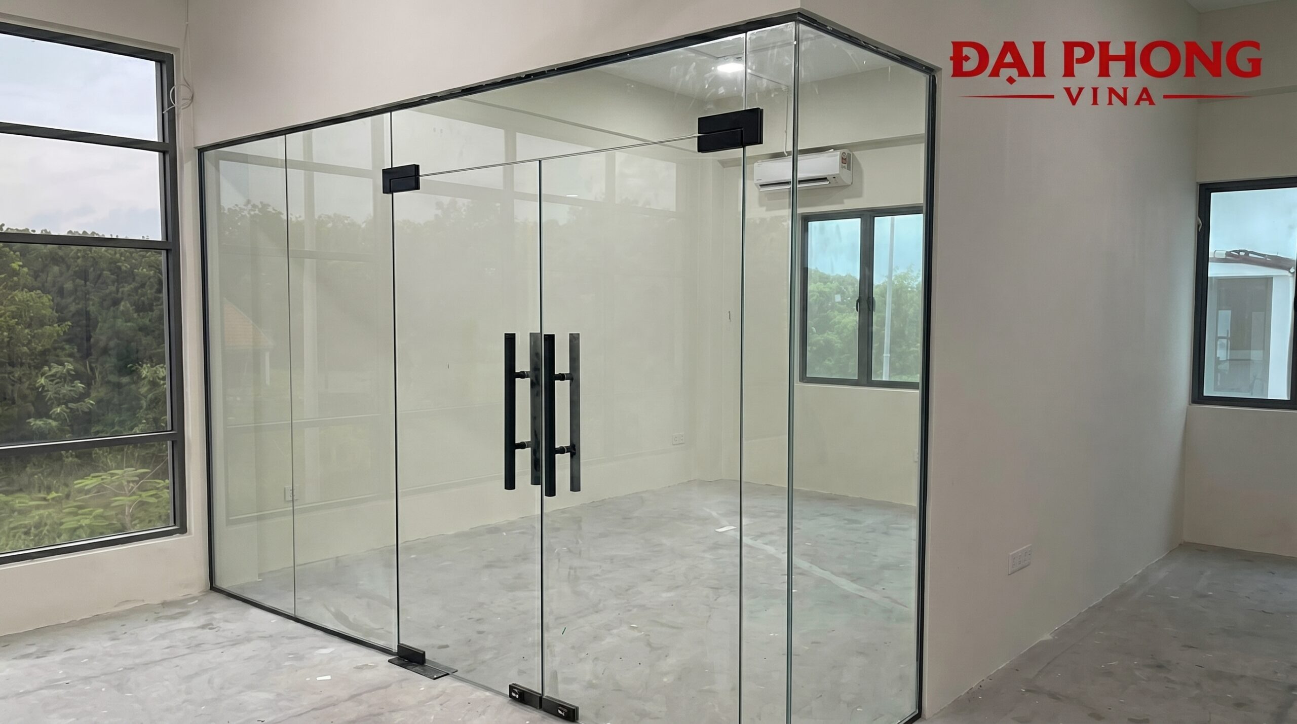 thi công và lắp đặt vách ngăn kính cường lực bản lề sàn KCN Tiến Thắng 