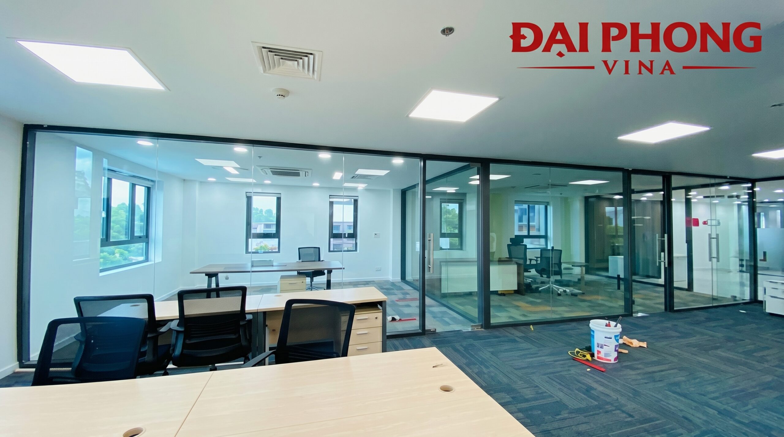 thi công và lắp đặt vách ngăn kính cường lực bản lề sàn KCN Phụng Hiệp mở rộng 