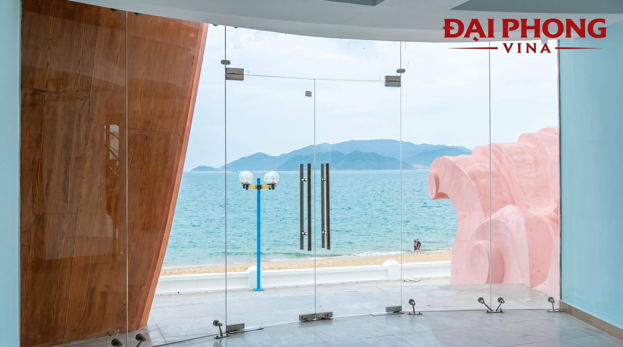 thi công và lắp đặt vách ngăn kính cường lực bản lề sàn KCN Ba Vì