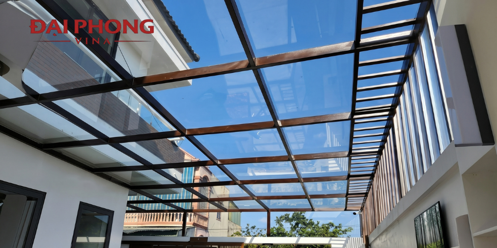 Hướng dẫn chọn độ dày kính cường lực mái che theo từng trường hợp